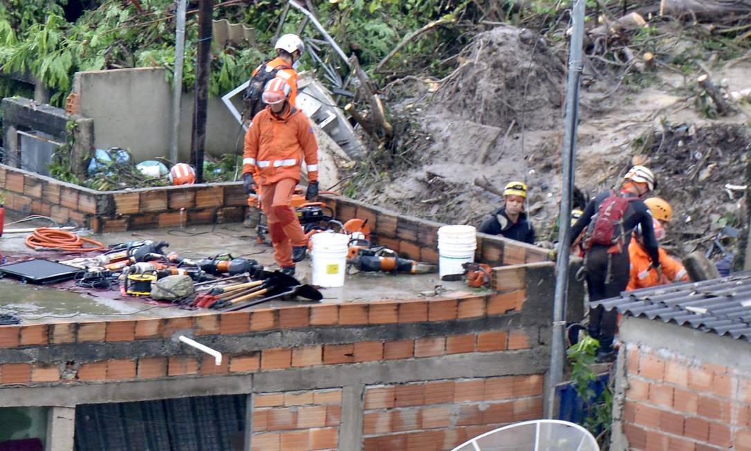 Tres pessoas morrem em desabamento de casa em Ibirite por conta da chuva Foto: Uarlen Valerio / O Tempo/ Agência O Globo