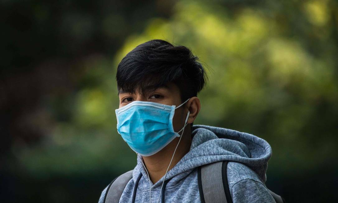 Um homem usa uma máscara em Hong Kong em 26 de janeiro de 2020, como medida preventiva após um surto de coronavírus iniciado na cidade chinesa de Wuhan Foto: DALE DE LA REY / AFP