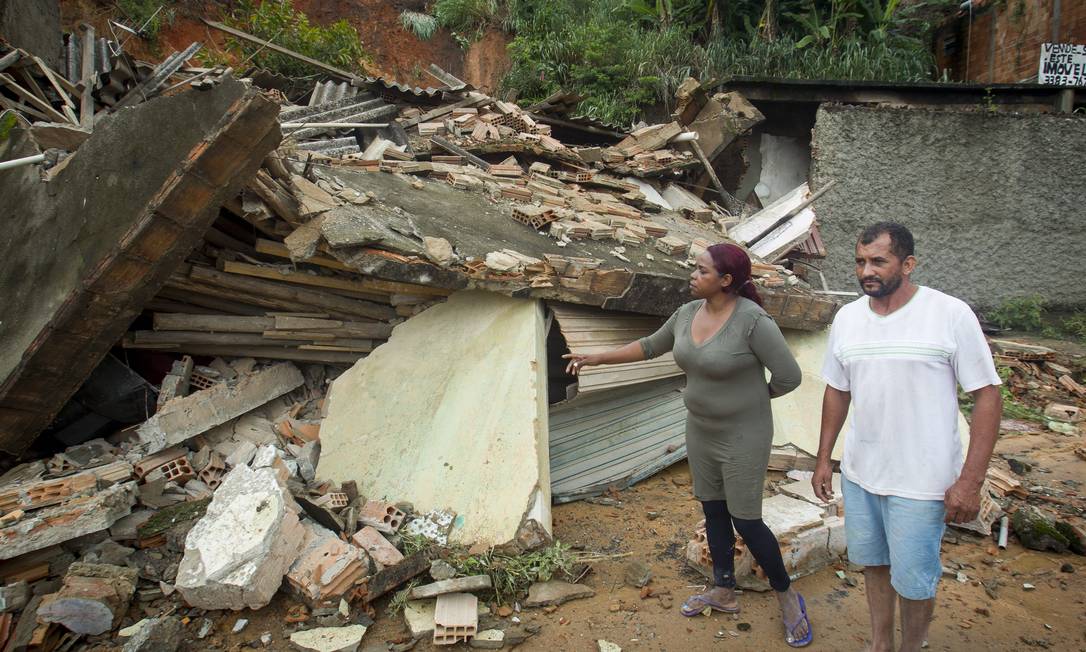 Casa desaba sem deixar vítimas na cidade de Ibirite, em Minas Foto: ALEXANDRE MOTA / O TEMPO / Agência O Globo