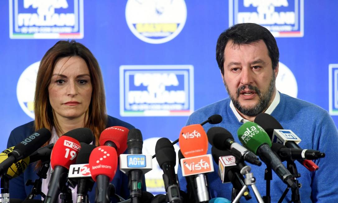 Lucia Borgonzoni, ao lado do líder de extrema direita Matteo Salvini Foto: FLAVIO LO SCALZO / REUTERS