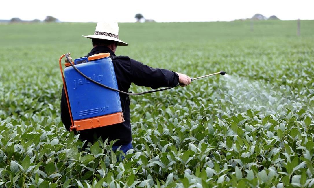 ENEM 2010) Um agricultor, buscando o aumento da produtividade de sua  lavoura, utilizou o adubo NPK 