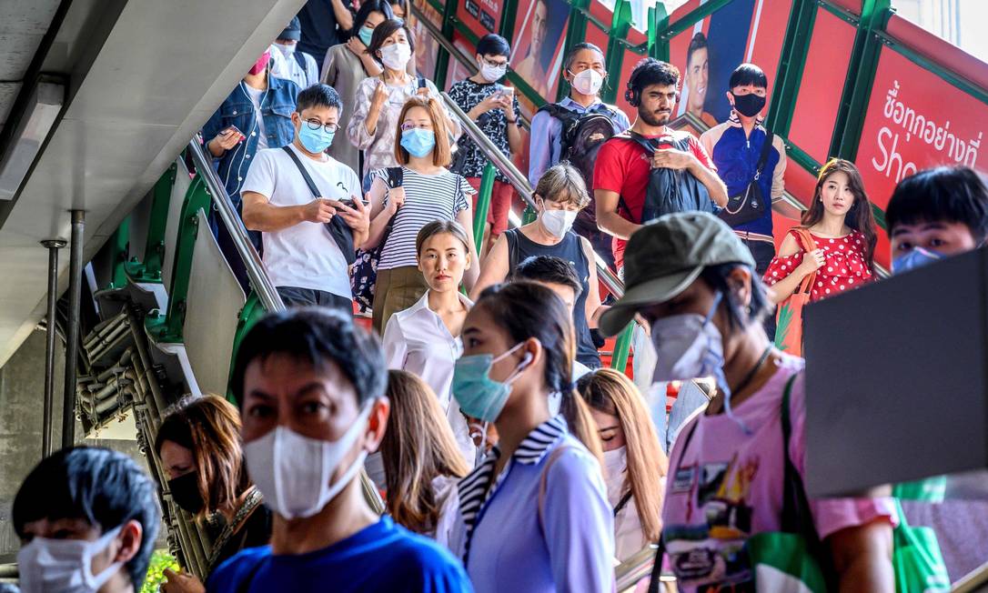 Passageiros usam máscara em uma estação de trem em Bangkok, na Tailândia; o país já registru oito casos de coronavírus Foto: MLADEN ANTONOV / AFP