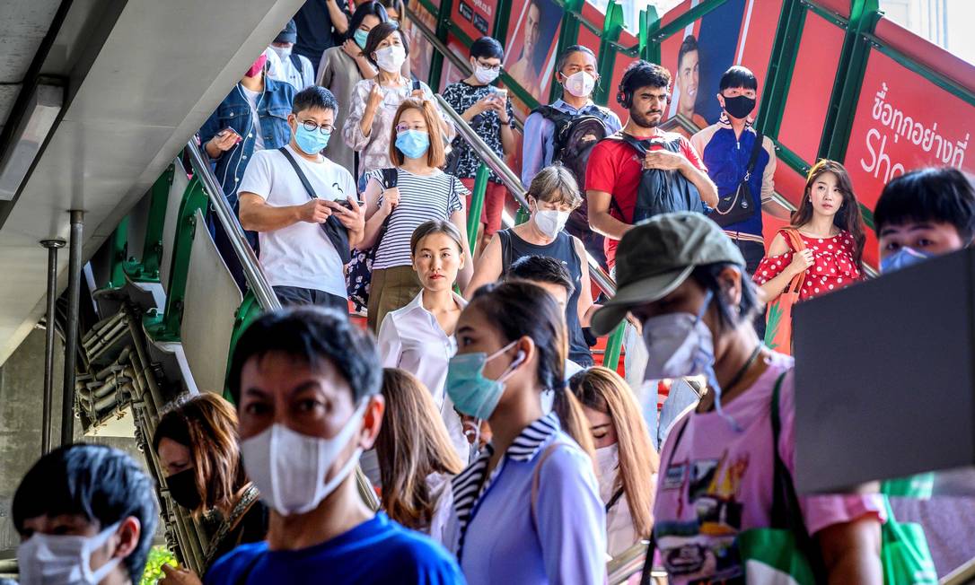 População de Bangkok, na Tailândia, usa máscaras para evitar contágio por coronavírus. Foto: MLADEN ANTONOV / AFP