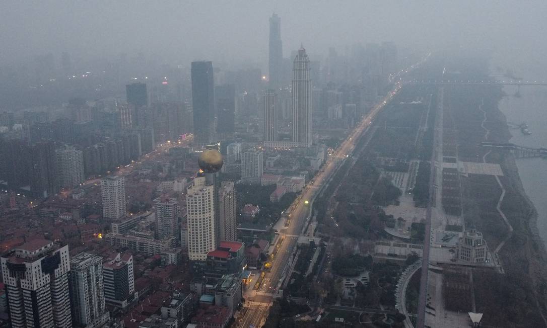 Vista aérea de regiões residenciais e comerciais na cidade de Wuhan, na China, considerada o epicentro da crise do coronavírus. Ruas vazias refletem quarentena imposta pelo governo Foto: HECTOR RETAMAL / AFP