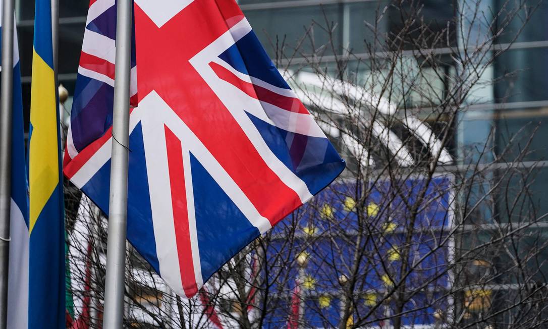 Imagem da bandeira do Reino Unido no prédio do Parlamento Europeu, em Bruxelas Foto: KENZO TRIBOUILLARD / AFP