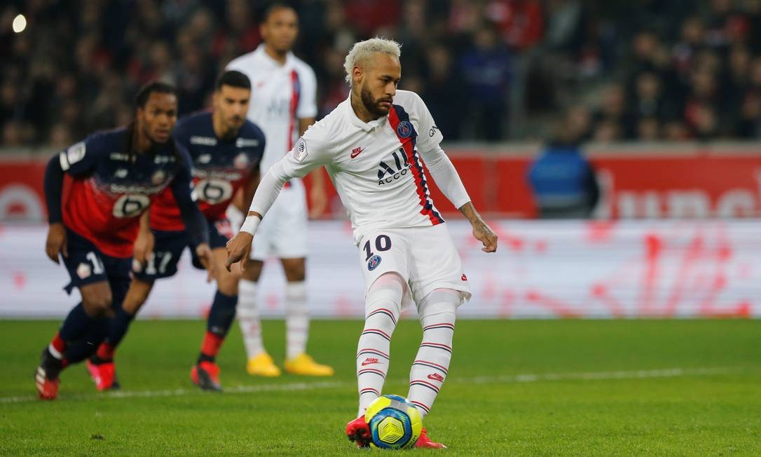 Neymar cobra pênalti com categoria na vitória do PSG sobre o Lille Foto: PASCAL ROSSIGNOL / REUTERS