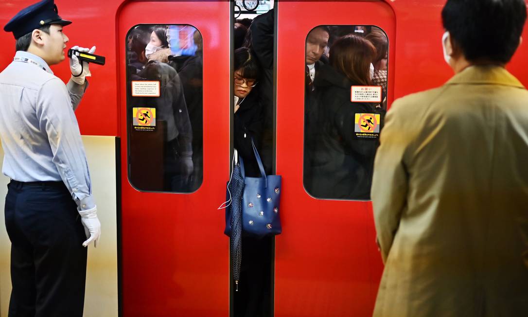 Metrô de Tóquio no horário do rush, na manhã desta terça-feira (28): japonês idoso seria primeira vítima do coronavírus a se infectar fora da China Foto: CHARLY TRIBALLEAU / AFP