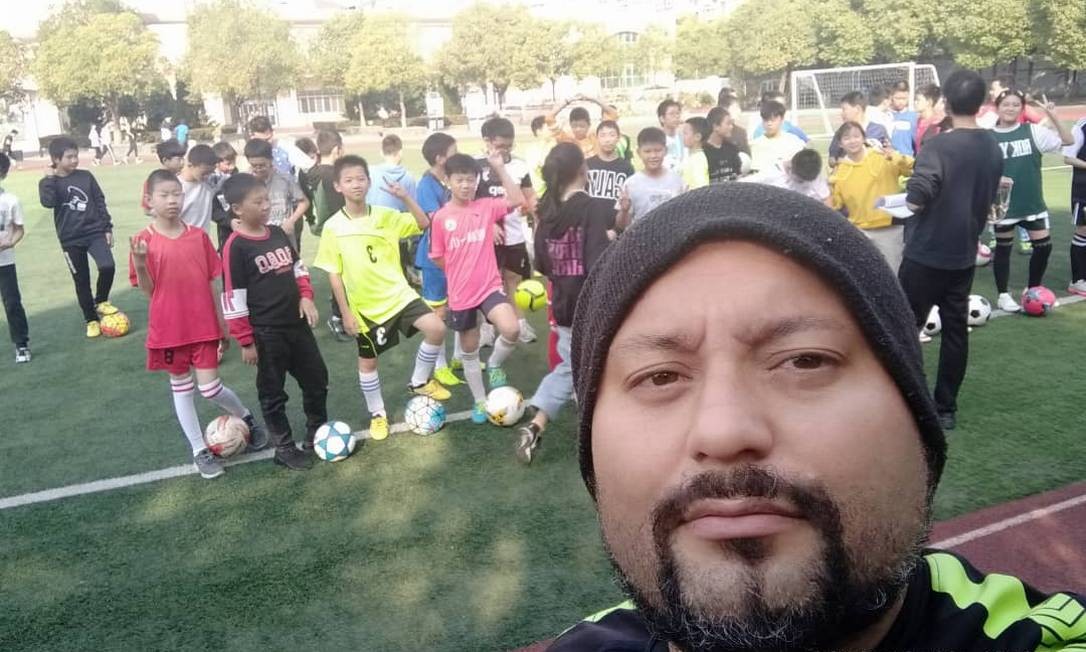 Marcelo Alves Vasconcelos trabalha como treinador de futebol em escolas da China Foto: Arquivo pessoal