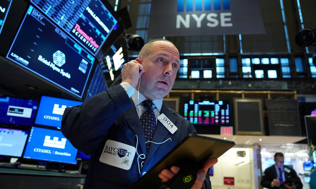 Operador da Bolsa de Nova York acompanha o desempenho das ações nesta terça-feira Foto: Bryan R.Smith / Reuters