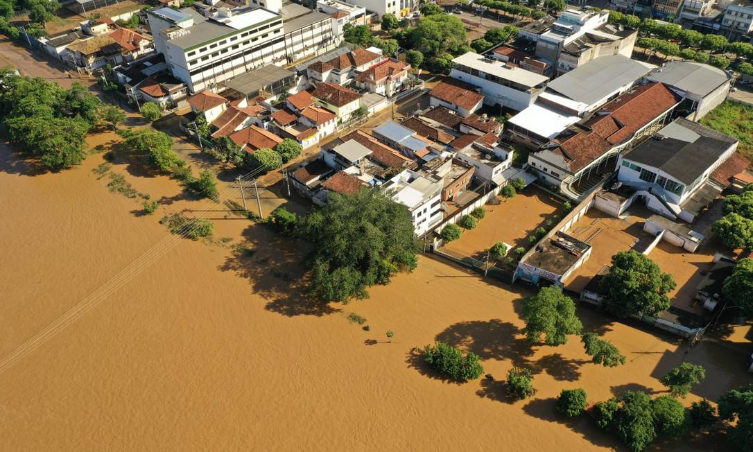 Cheia do rio Muriaé causou enchente em Itaperuna Foto: Gabriel Monteiro / Agência O Globo