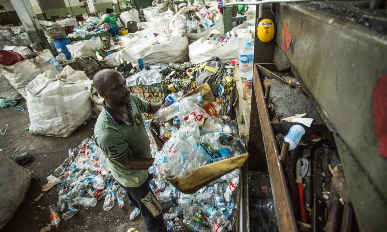 Preço pago pela indústria diminuiu, devido ao aumento da oferta do material reciclável Foto: Guito Moreto / Agência O Globo