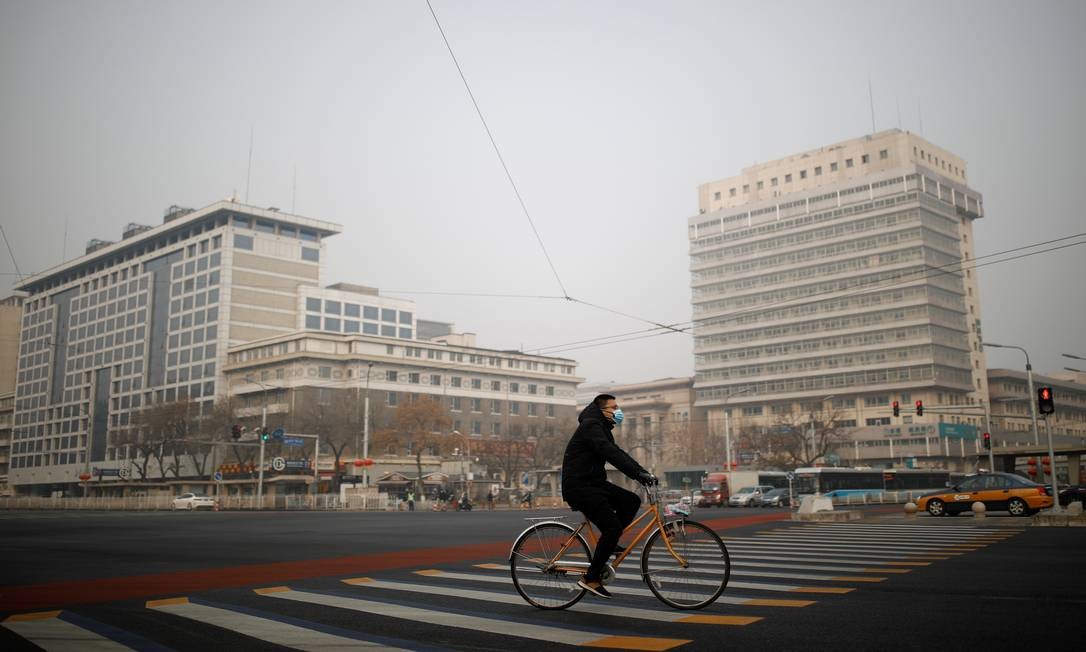 Irreconhecível. O surto do novo coronavírus deixou a capital chinesa com ares de cidade fantasma Foto: Carlos Garcia Rawlins / Reuters