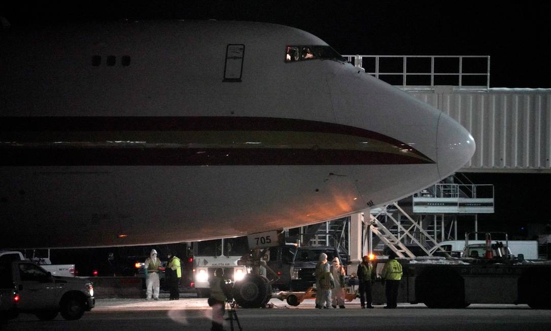 Aeronave do governo dos EUA reservada à evacuação de servidores e cidadãos americanos pousa em terminal de aeroporto no Alaska, no dia 28 de janeiro, vinda de Wuhan, na China. Foto: KERRY TASKER / REUTERS