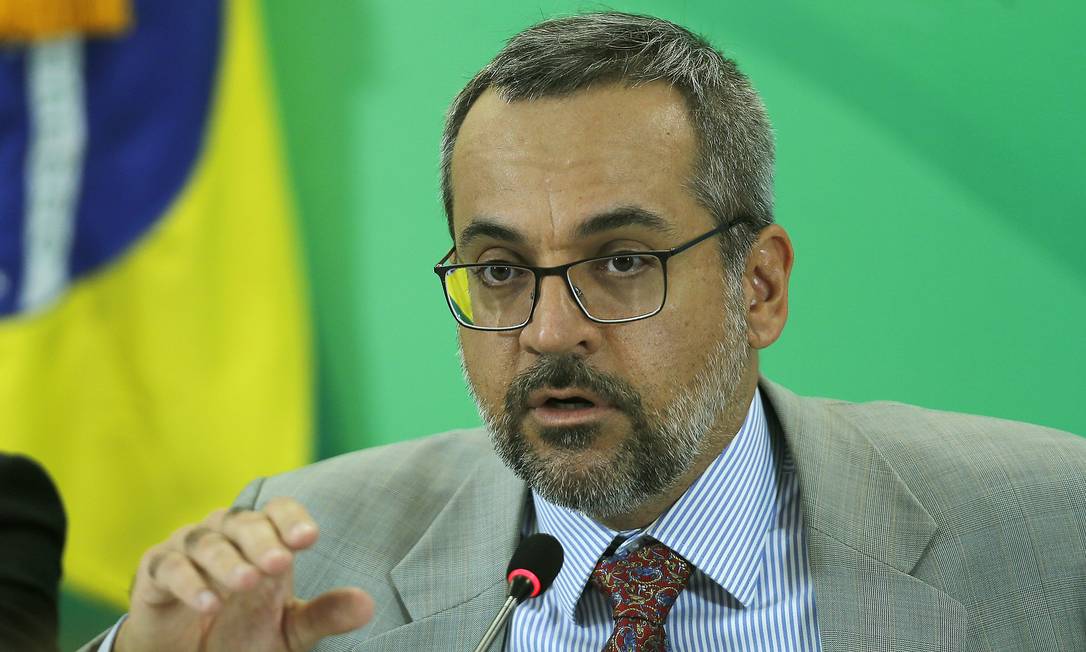 O MPF pediu esclarecimentos ao ministro da Educação, Abraham Weintraub Foto: Jorge William / Agência O Globo