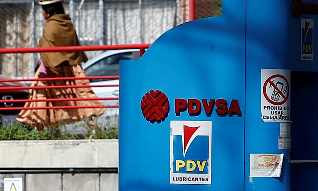 Mulher anda perto de um posto de gasolina da PDVSA fechado, em La Paz, Bolívia. Foto: DAVID MERCADO / REUTERS