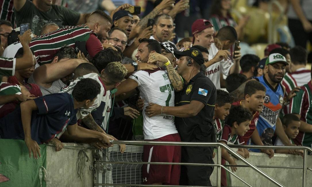 Nenê comemora com a torcida o gol da vitória do Fluminense sobre o Flamengo, no Maracanã Foto: Guito Moreto