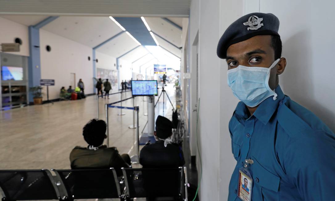 Agente de segurança usa máscara em aeroporto internacional do Sri Lanka. Foto: DINUKA LIYANAWATTE / REUTERS