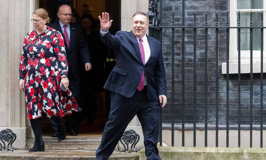 Secretario de Estado Mike Pompeo acena após deixar a residência oficial de Downing Street, onde se reuniu com o premier britânico Boris Johnson Foto: TOLGA AKMEN / AFP