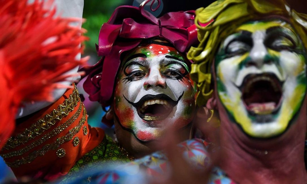Integrantes de um grupo de murga, uma das expressões culturais mais tradicionais do carnaval uruguaio, durante o desfile de abertura da folia em Montevidéu Foto: Pablo Porciuncula / AFP
