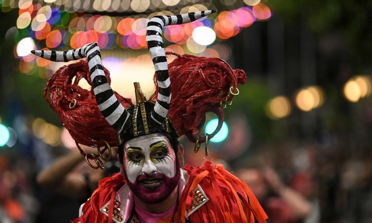 Um folião devidamente fantasiado durante o desfile inaugural do carnaval de Montevidéu Foto: Pablo Porciuncula Brune / AFP