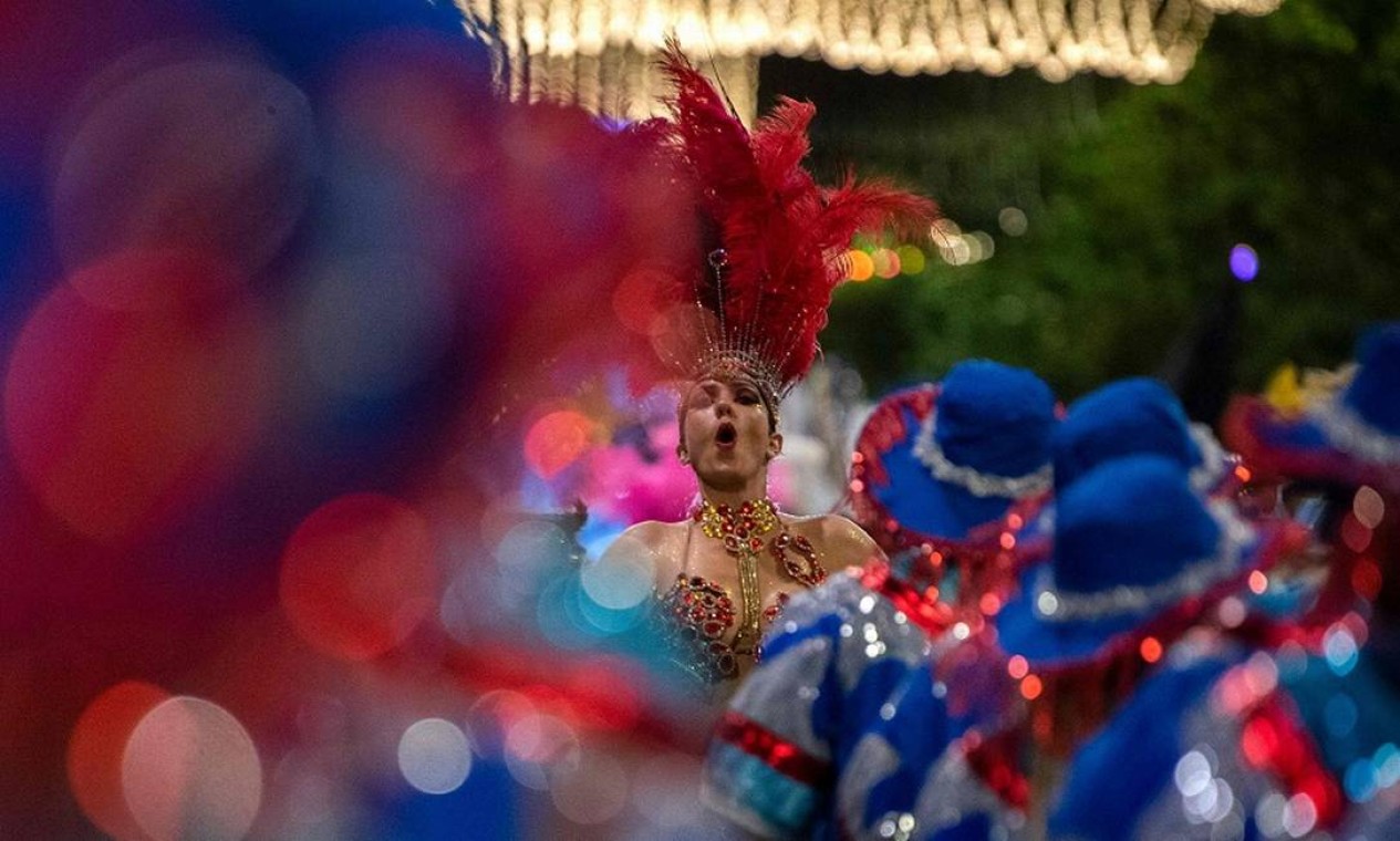 A 'rainha de bateria' em frente a um grupo de percussionistas durante a abertura do carnaval de Montevidéu, que aconteceu em 23 de janeiro Foto: Pablo Porciuncula / AFP