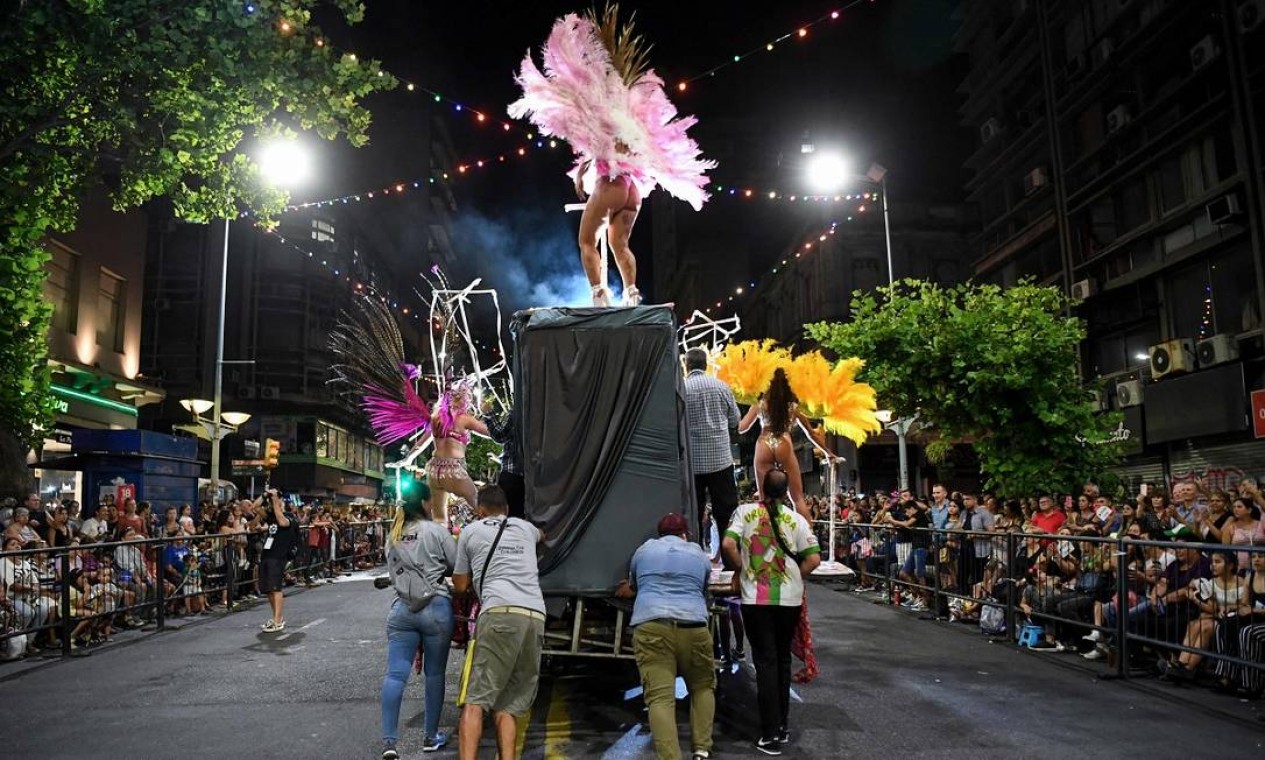 Já o desfile oficial das escolas de samba aconteceu no dia 24 de janeiro, na mesma 18 de Julio, com direito a carros alegóricos Foto: Eitan Abramovich / AFP