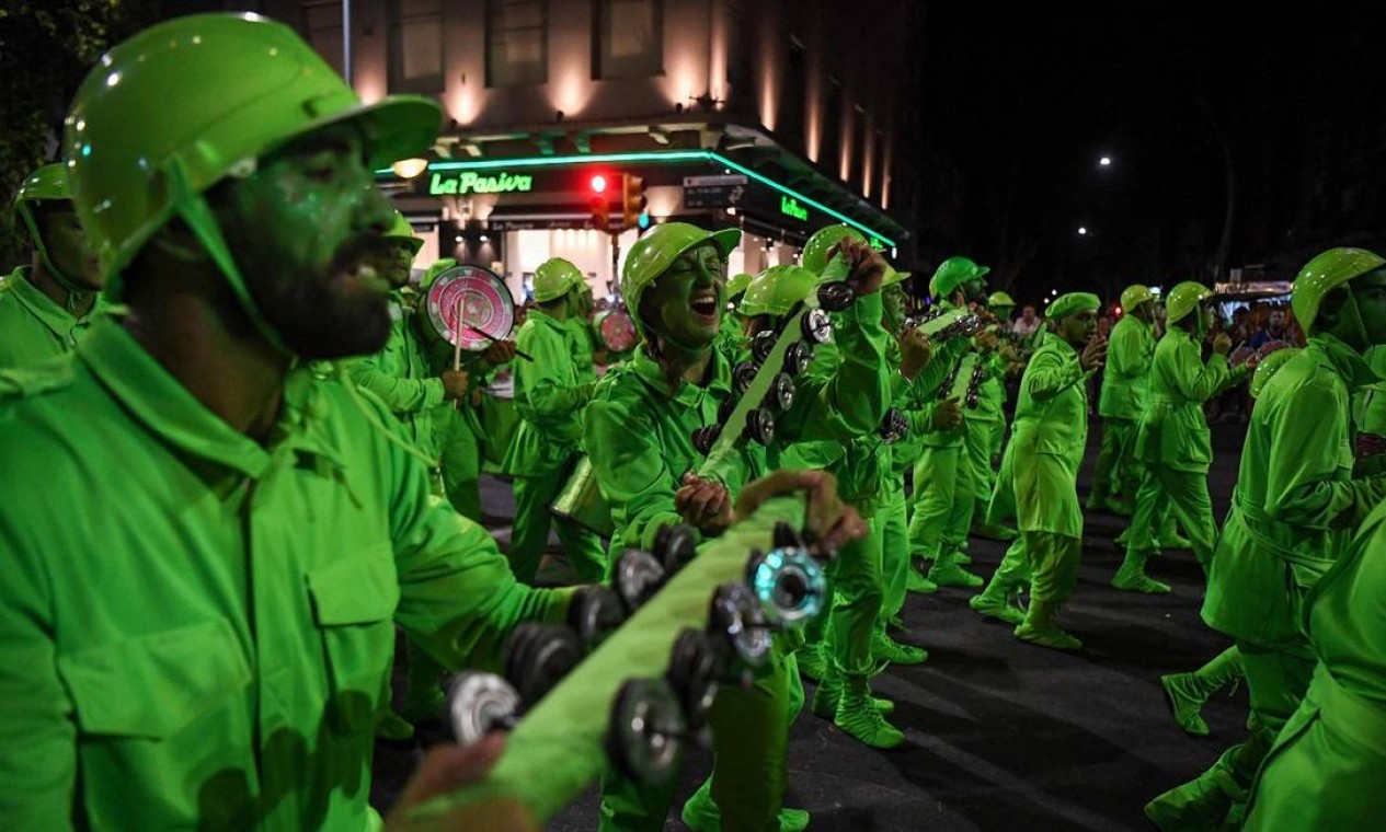 Percussionistas de uma escola de samba vestidos de soldadinhos de plástico em plena Avenida 18 de Julio Foto: Eitan Abramovich / AFP