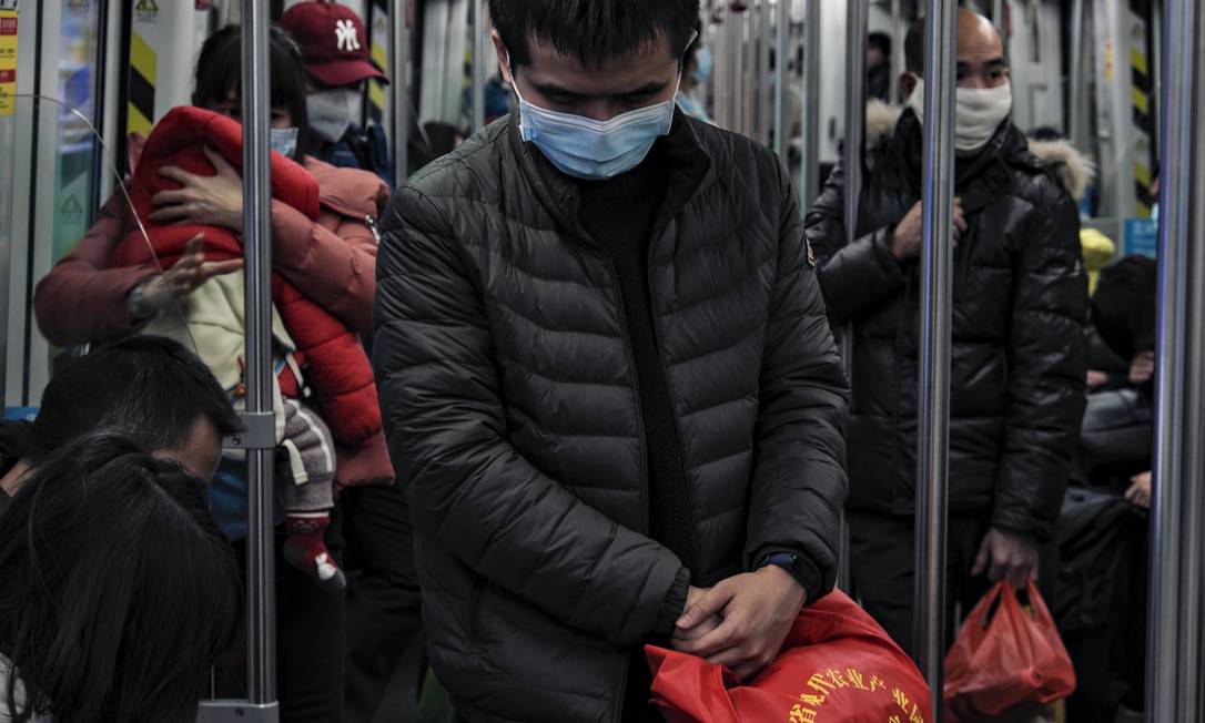 Passageiros usam máscaras no metrô na cidade de Guangzhou, na China Foto: Diego Herculano / Agência O Globo