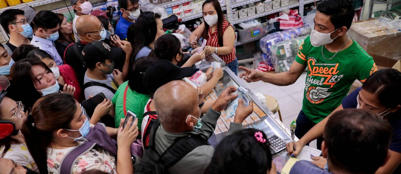 Pessoas se acotovelam em farmácia de Manila, nas Filipinas, para comprar máscaras cirúrgicas Foto: ELOISA LOPEZ / REUTERS