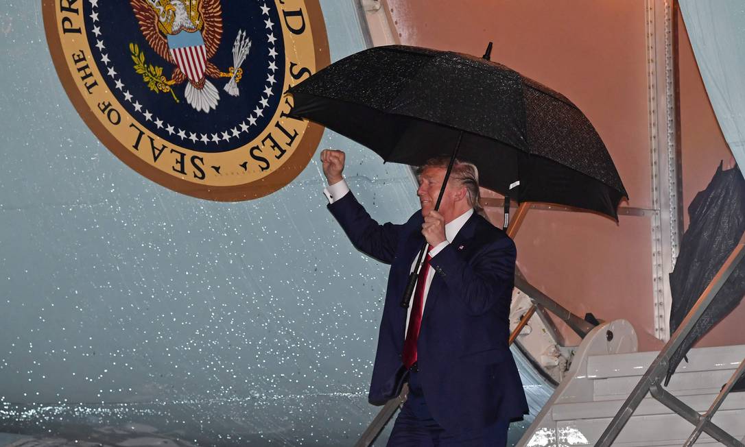 O presidente dos EUA, Donald Trump, no Aeroporto Internacional de Palm Beach, em West Palm Beach, Flórida. Foto: NICHOLAS KAMM / AFP