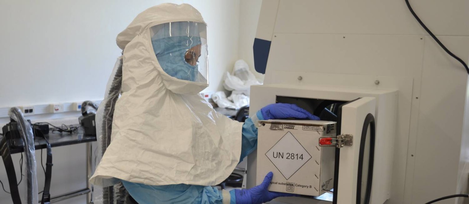 Pesquisadora recebe amostras de vírus para análise no Laboratório de Segurança Nível 3 (NB3), do Instituto Evandro Chagas, no Pará Foto: Kelvin Souza / Agência O Globo