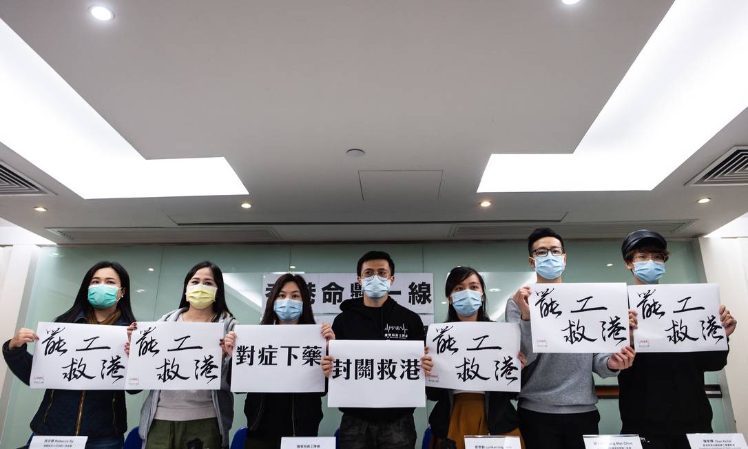 Representantes da área de profissionais da saúde falam à imprensa em Hong Kong Foto: PHILIP FONG / AFP