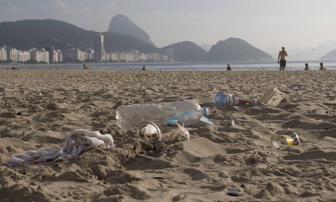 Embalagens de plástico deixadas na areia da praia de Copacabana, na altura do Posto 6 Foto: Márcia Foletto / Agência O Globo
