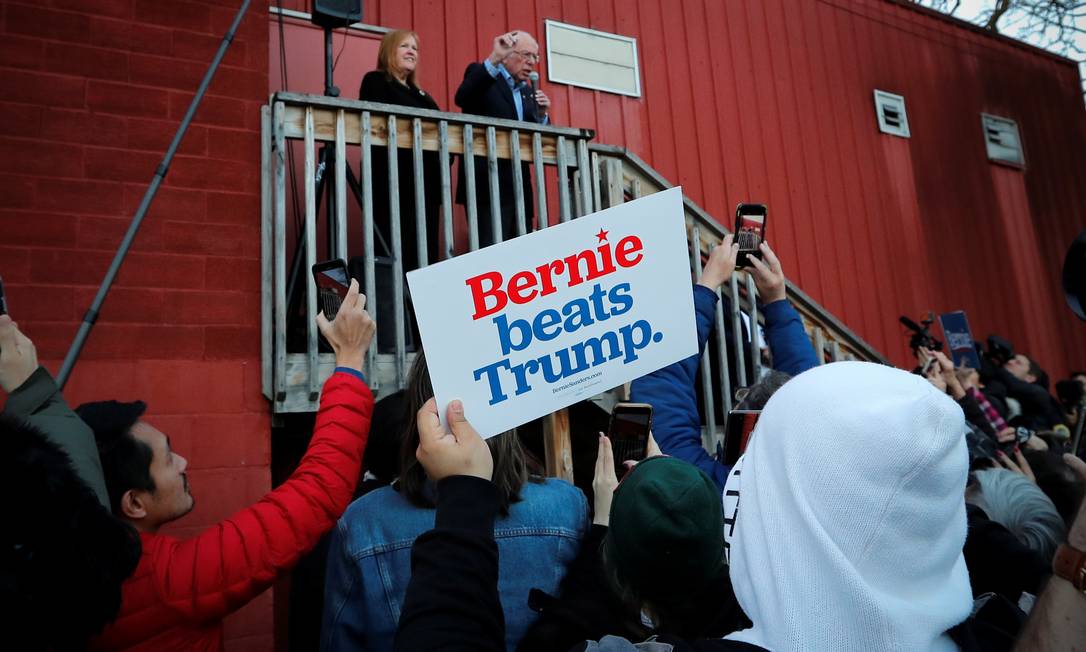 Pré-candidato democrata à presidência, Bernie Sanders fala com apoiadores em Des Moines, em Iowa Foto: MIKE SEGAR / REUTERS