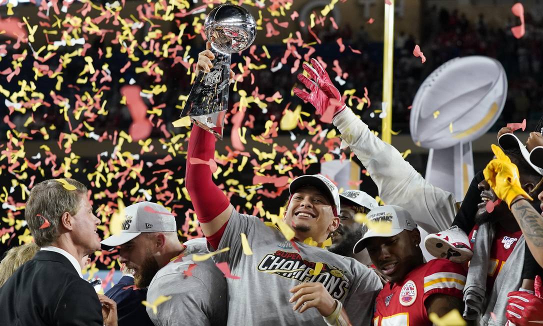 Patrick Mahomes ergue o troféu de campeão da NFL Foto: MIKE BLAKE / REUTERS