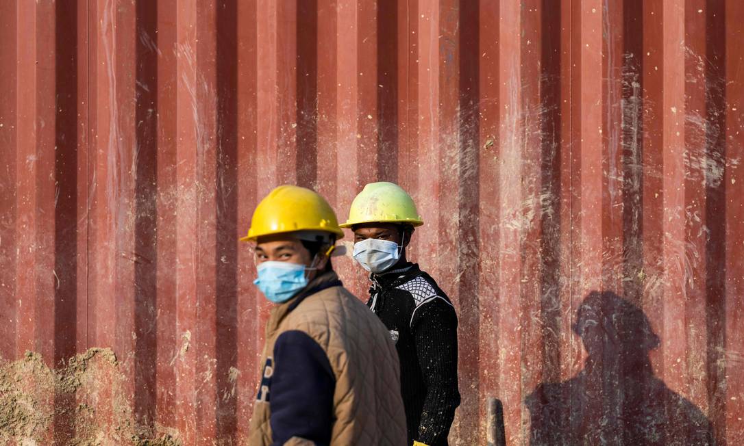 Trabalhadores usam máscaras em Kathmandu, capital do Nepal. Foto: JEWEL SAMAD / AFP