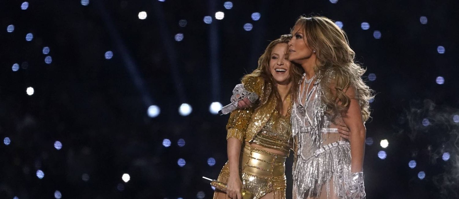 As cantoras Shakira (à esquerda) e Jennifer Lopez no show do intervalo do Super Bowl no Hard Rock Stadium em Miami Gardens, Florida Foto: TIMOTHY A. CLARY / AFP