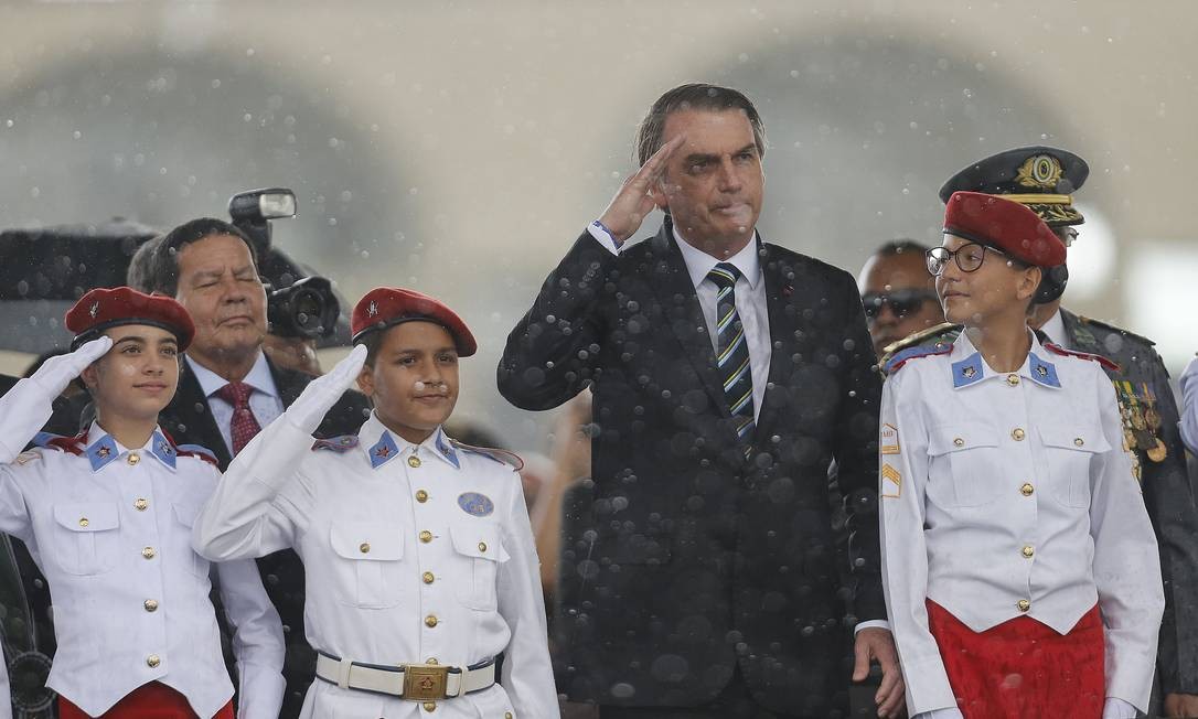 Bolsonaro com alunos militares de Brasília Foto: Jorge William / Agência O Globo