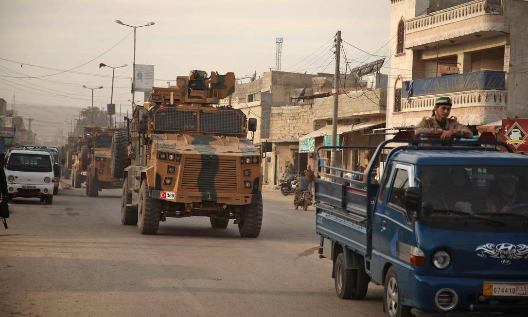 Exército turco nas ruas de Idlib, noroeste da Síria Foto: AAREF WATAD / AFP
