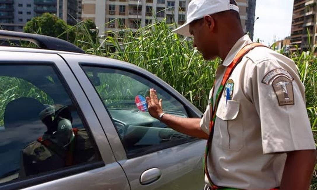 Guarda municipal aplica multa por estacionamento irregular Foto: Divulgação/ Prefeitura do Rio