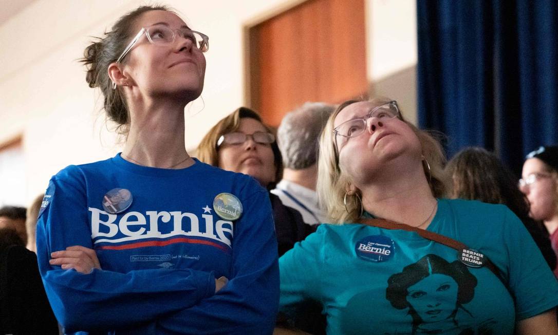 Apoiadoras do senador Bernie Sanders esperam pelos resultados do caucus de Iowa Foto: KEREM YUCEL / AFP / 03-02-2020