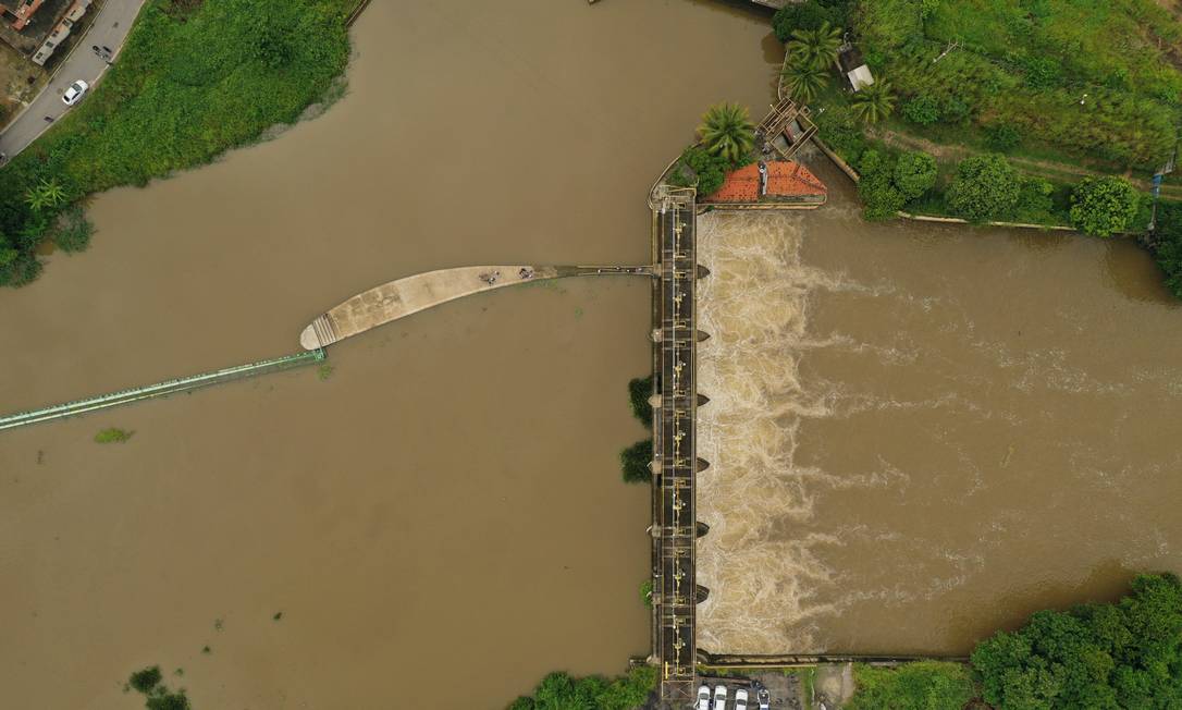 Imagem aérea na captação de água do ETA Guandu, no Rio Botas Foto: Pablo Jacob / Agência O Globo