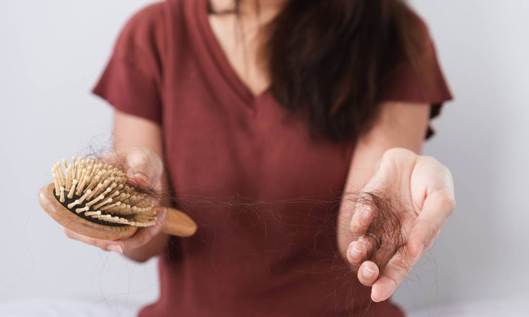 Até 100 fios por dia é considerada uma queda de cabelo normal Foto: Cherayut Jankitrattanapokkin / E / Getty Images/EyeEm