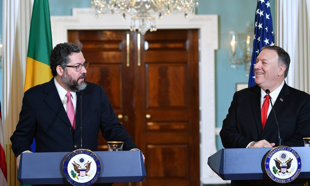 O Ministério das Relações Exteriores, Ernesto Araújo, e o secretário de Estado americano, Mike Pompeo, em uma entrevista coletiva em Washington Foto: MANDEL NGAN / AFP/ 13-9-2019
