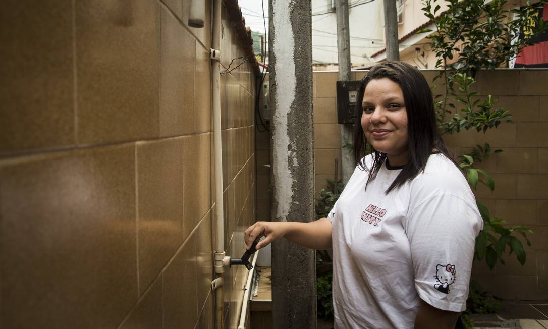Caroline Aquino está sem água em sua casa Foto: Guito Moreto / Agência O Globo