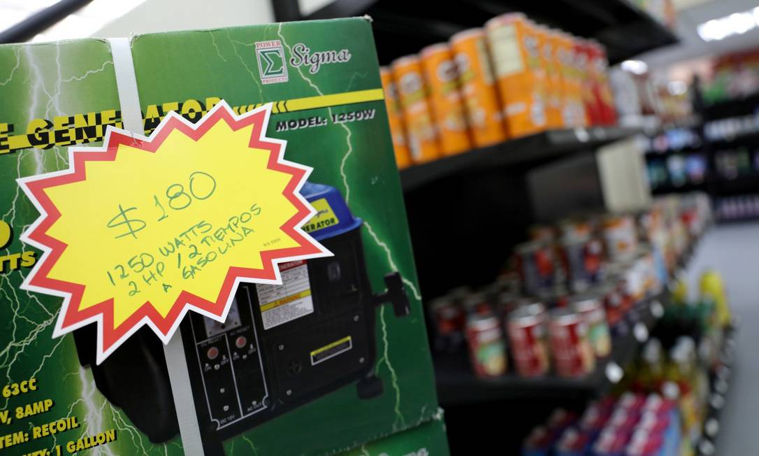 O preço de um gerador de energia é cotado em dólares em uma loja de Caracas Foto: Manaure Quintero / REUTERS