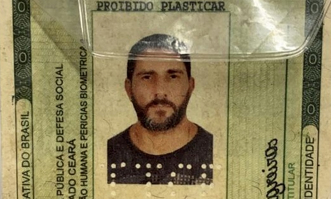 Carteira de identidade falsa utilizada por Adriano Magalhães da Nóbrega: nela, o ex-capitão do Bope se identifica como Marco Antonio Linos Negreiros Foto: Reprodução