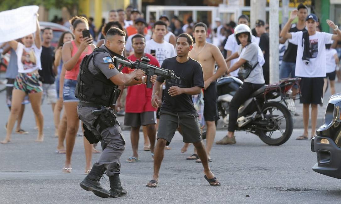 PM foi preso durante protesto em enterro Foto: Marcelo Theobald / Agência O Globo