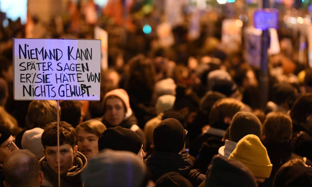 Pessoas protestam contra eleiçao regional de Thomas Kemmerich na Turíngia Foto: ANNEGRET HILSE / REUTERS/5-2-2020