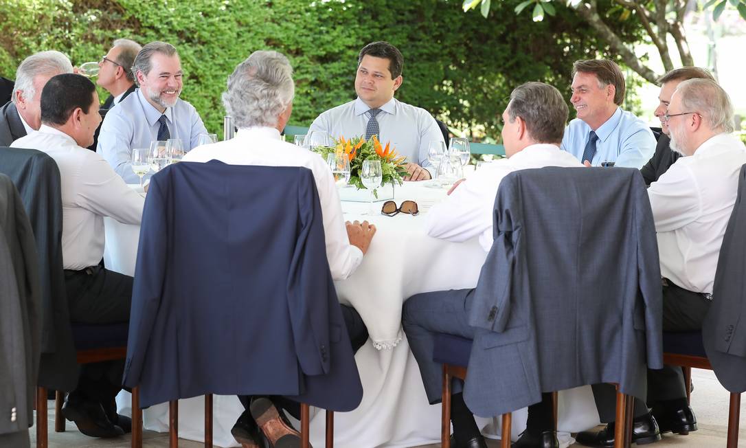 O presidente Jair Bolsonaro e convidados em almoço no Palácio da Alvorada Foto: Marcos Correa / Presidência